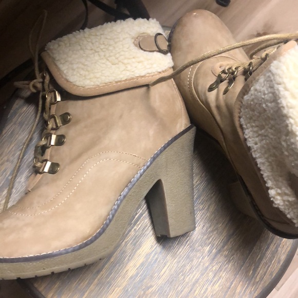 BUCCO SHERPA LINED BOOT Size 9. Buckle on the back for cuteness. 3” Cuff - Picture 2 of 8